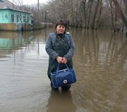 Участковая медсестра Кузнецова Р.А. во время паводка